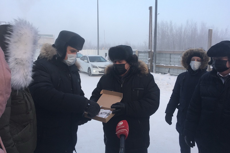 Борис Хохряков вручил подарки врачам Нижневартовска Борис Хохряков вручил подарки врачам Нижневартовска