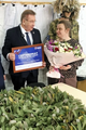 Борис Хохряков передал движению «Шьем для наших» сертификат на покупку новой ткани