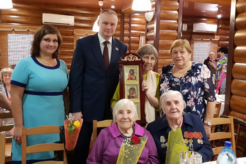 novosti-v-g-pit-yah-den-pozhilogo-cheloveka-smotret-onlayn-porno-video-paren-chlenom-i-straponom-trahaet-devku